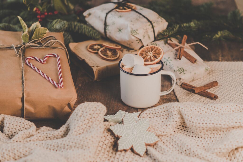 Bilde av julemotiv med julegave og kopp med kakao