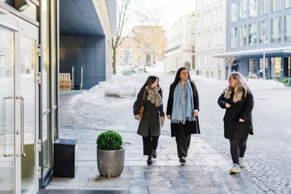Klagenemdsekretariatet_web - Copyright Cecilie Bannow-19 Tre kvinner går inn mot inngangsdøren på vei til jobb.