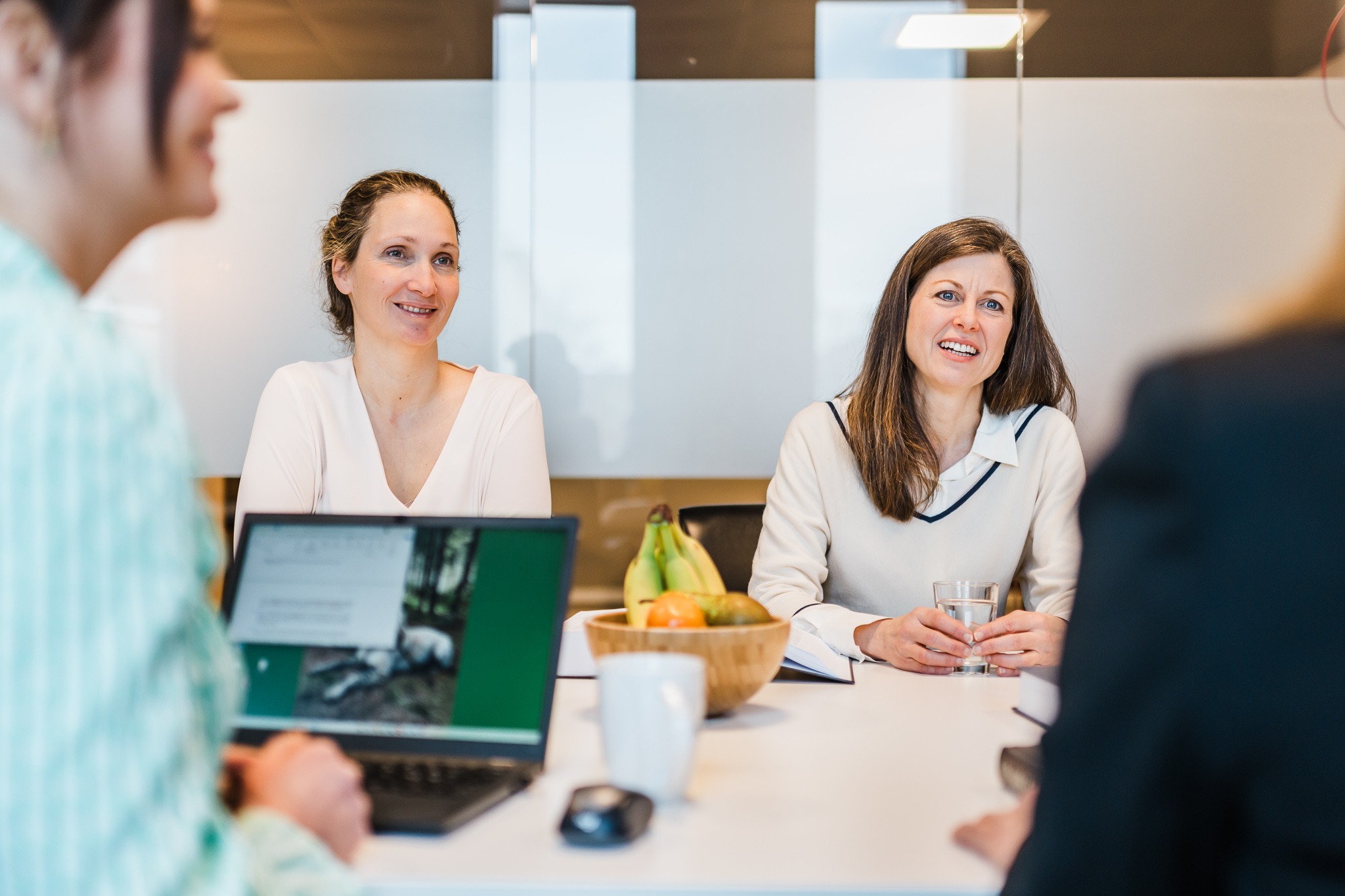 To personer i samtale i møterom.